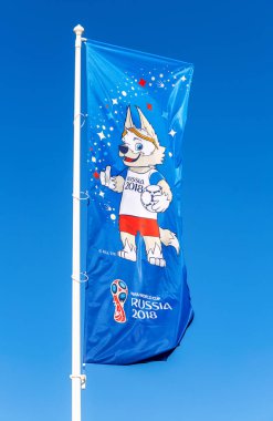 Samara, Rusya - 17 Haziran 2018: Bayrak resmi maskotu 2018 FIFA Dünya Kupası Zabivaka mavi gökyüzü ile