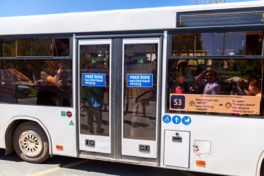 Samara, Rusya - 17 Haziran 2018: Servis otobüsü ile futbol taraftarları 2018 FIFA Dünya Kupası sırasında caddenin üzerinde