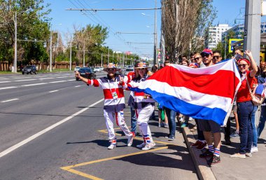 Samara, Rusya - 17 Haziran 2018: Neşeli ve zarif bir şekilde dekore edilmiş futbol taraftarları Kosta Rika 2018 FIFA Dünya Kupası sırasında sokak şehir