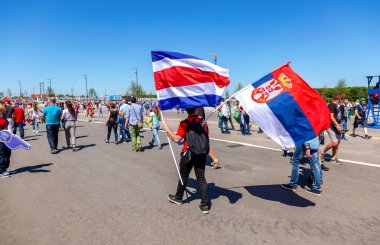 Samara, Rusya - 17 Haziran 2018: Futbol taraftarları 2018 Dünya Kupası sırasında stadium yakınındaki Kosta Rika ve Sırbistan bayraklı