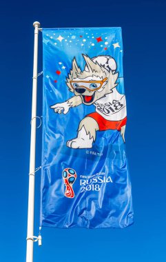 Samara, Rusya - 17 Haziran 2018: Bayrak resmi maskotu 2018 FIFA Dünya Kupası Zabivaka mavi gökyüzü ile