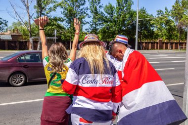 Samara, Rusya - 17 Haziran 2018: Neşeli bir şekilde dekore edilmiş futbol taraftarları Kosta Rika 2018 FIFA Dünya Kupası sırasında sokak şehir