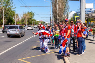 Samara, Rusya - 17 Haziran 2018: Neşeli bir şekilde dekore edilmiş futbol taraftarları Kosta Rika 2018 FIFA Dünya Kupası sırasında sokak şehir