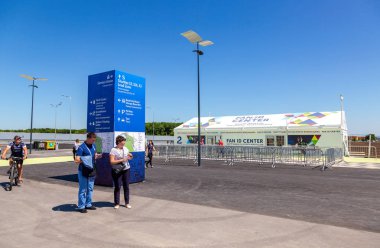 Samara, Rusya - 17 Haziran 2018: Fan kimliği merkezi Samara Arena Futbol Stadyumu 2018 Dünya Kupası sırasında yanında