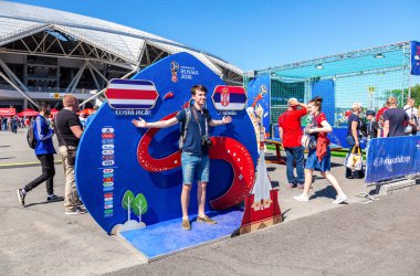 Samara, Rusya - 17 Haziran 2018: Neşeli ve dekore edilmiş futbol taraftarları 2018 Dünya Kupası sırasında Samara Arena Stadı yanındaki