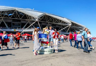 Samara, Rusya - 17 Haziran 2018: Neşeli ve dekore edilmiş futbol taraftarları 2018 Dünya Kupası sırasında Samara Arena Stadı yanındaki