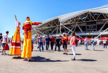 Samara, Rusya - 17 Haziran 2018: Neşeli ve dekore edilmiş futbol taraftarları 2018 Dünya Kupası sırasında Samara Arena Stadı yanındaki