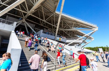Samara, Rusya - 17 Haziran 2018: Neşeli ve dekore edilmiş futbol taraftarları 2018 Dünya Kupası sırasında Samara Arena Stadı yanındaki