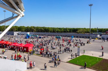 Samara, Rusya - 17 Haziran 2018: Neşeli ve dekore edilmiş futbol taraftarları 2018 Dünya Kupası sırasında Samara Arena Stadı yanındaki