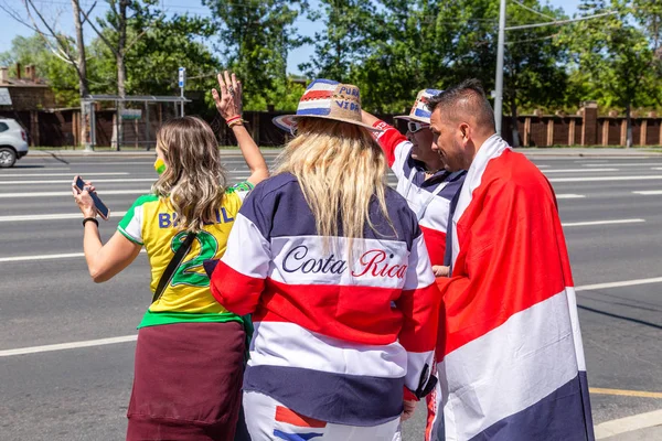 Samara, Rusya - 17 Haziran 2018: Neşeli bir şekilde dekore edilmiş futbol taraftarları Kosta Rika 2018 FIFA Dünya Kupası sırasında sokak şehir