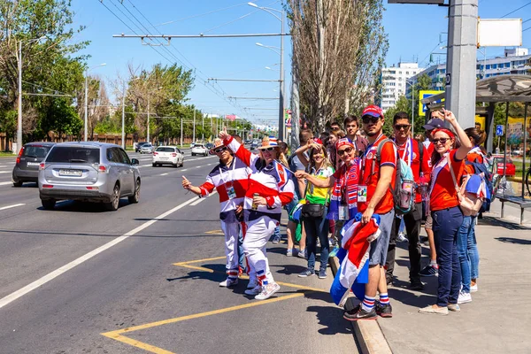 Samara, Rusya - 17 Haziran 2018: Neşeli bir şekilde dekore edilmiş futbol taraftarları Kosta Rika 2018 FIFA Dünya Kupası sırasında sokak şehir