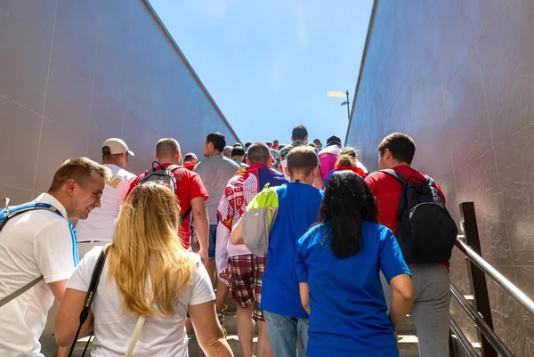 Samara, Rusya - 17 Haziran 2018: Futbol taraftarları ile Sırbistan bayrakları 2018 Dünya Kupası sırasında Samara Arena Stadı yanındaki