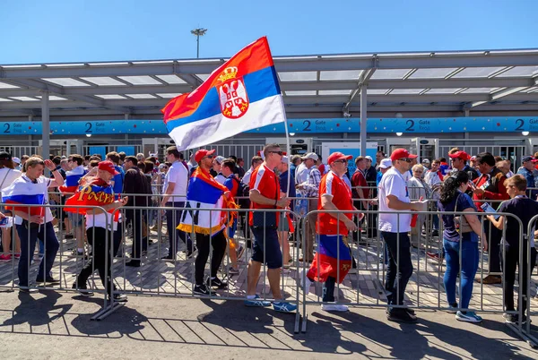 Samara, Rusya - 17 Haziran 2018: Neşeli ve dekore edilmiş futbol taraftarları ile 2018 Dünya Kupası sırasında Samara Arena Stadı yanındaki Sırbistan bayrağı