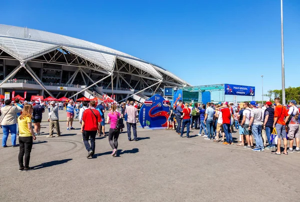 Samara, Rusya - 17 Haziran 2018: Neşeli ve dekore edilmiş futbol taraftarları 2018 Dünya Kupası sırasında Samara Arena Stadı yanındaki