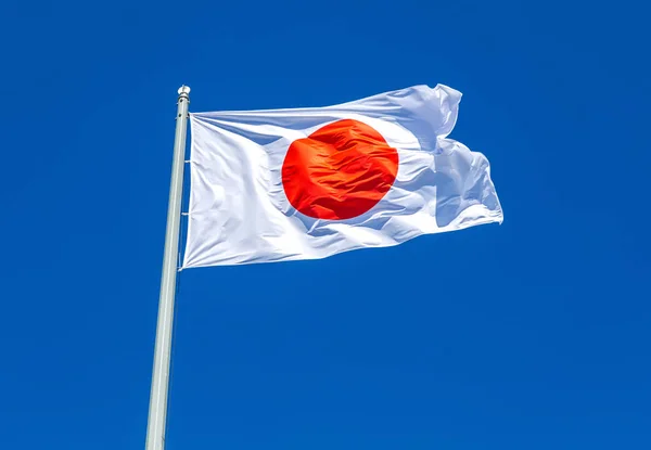 Vlag Van Japan Wuiven Wind Tegen Blauwe Hemel — Stockfoto