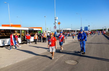 Samara, Rusya - 17 Haziran 2018: Yük bölge servis otobüsü Samara Arena Stadyumu 2018 Dünya Kupası Rusya sırasında yanında tarih