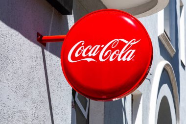 Samara, Rusya - 23 Haziran 2018: Coca Cola reklam işareti binanın duvarına