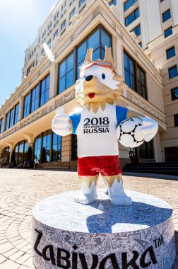 Samara, Rusya - 23 Haziran 2018: Kurt Zabivaka, 2018 FIFA Dünya Kupası Lotte Hotel Samara güneşli günde yakınındaki resmi maskotu
