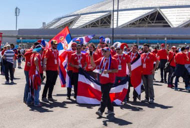 Samara, Rusya - 17 Haziran 2018: Neşeli ve dekore edilmiş futbol taraftarları 2018 Dünya Kupası sırasında Samara Arena Stadı yanındaki Kosta Rika bayraklı