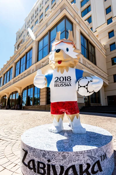 Samara, Rusya - 23 Haziran 2018: Kurt Zabivaka, 2018 FIFA Dünya Kupası Lotte Hotel Samara güneşli günde yakınındaki resmi maskotu