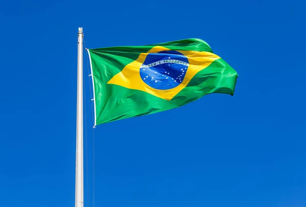 Флаг Бразилии Размахивающий Ветром Против Голубого Неба — стоковое фото