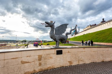 Kazan, Rusya - 10 Haziran 2018: Metal heykel kanatlı yılan Zilant, Kazan resmi sembolü