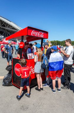 Samara, Rusya - 17 Haziran 2018: Alkolsüz içecekler 2018 Dünya Kupası Rusya sırasında Samara Arena stadyum yakınında satışı