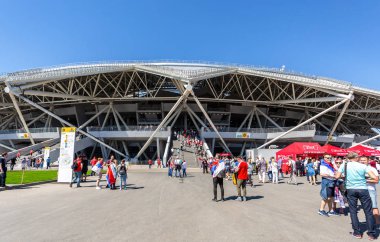 Samara, Rusya - 17 Haziran 2018: Neşeli ve dekore edilmiş futbol taraftarları Samara Arena Stadyumu 2018 Dünya Kupası Rusya sırasında yanında
