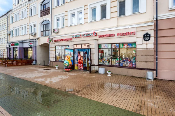 Kazan, Rusya - 10 Haziran 2018: Hatıra Eşyası dükkanı bir yaz günü yaya Bauman Street