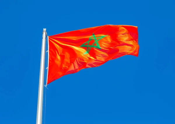 Vlag Van Marokko Wapperen Wind Tegen Blauwe Hemel — Stockfoto