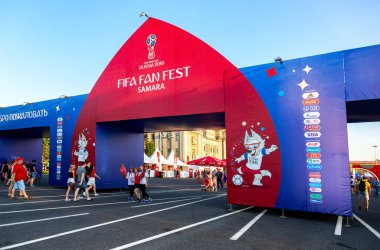 Samara, Rusya - 24 Haziran 2018: Fan bölge merkezi Meydanı Samara'nda futbol taraftarları için