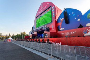 Samara, Rusya - 24 Haziran 2018: bir futbol fan bölgesinde merkezi kare, maçı izlemek için büyük ekran