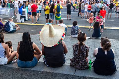 Samara, Rusya - 24 Haziran 2018: Futbol taraftarları fan bölgesinde merkezi Meydanı