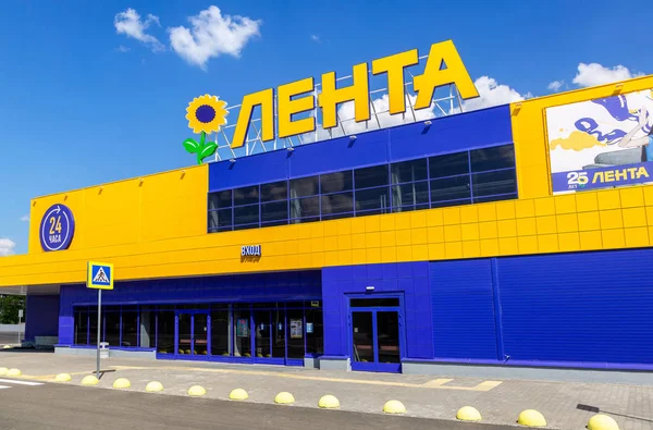 萨马拉 俄罗斯 2018年6月29日 Lenta 商店的标志对蓝天 Lenta 是俄罗斯最大的零售连锁店之一 — 图库照片
