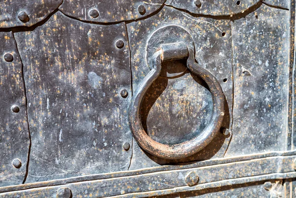 Старинная Металлическая Дверь Собора Дверной Ручкой Железа — стоковое фото