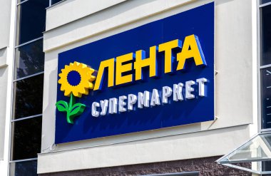 Saint Petersburg, Rusya - 8 Ağustos 2018: Lenta mağaza arması. Lenta Rusya'nın en büyük perakende zincirleri biridir. Metin Rusça: Lenta süpermarket