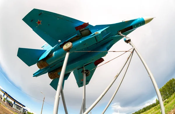 Bołogoje Rosja Lipca 2017 Rosyjski Myśliwiec Jako Pomnik Pochmurnego Nieba — Zdjęcie stockowe
