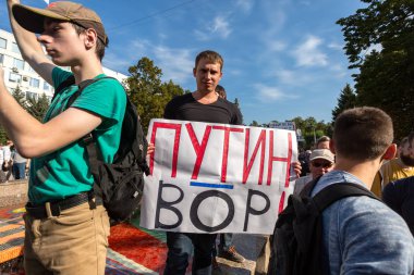 Samara, Rusya - 9 Eylül 2018: emeklilik yaşı yükselterek karşı muhalefet protesto. Metin Rusça: Putin olduğunu bir hırsız