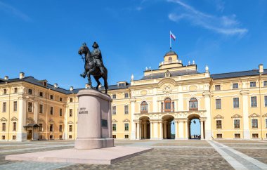 Strelna, St. Petersburg, Rusya Federasyonu - 9 Ağustos 2017: Konstantinovsky Sarayı ve anıt büyük Peter için. Devlet kompleks Ulusal Kongre Sarayı