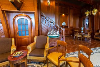 Saint Petersburg, Rusya - 9 Ağustos 2017: Konstantinovsky (Kongre) Sarayı'Strelna. Palace koridorlarında iç biri