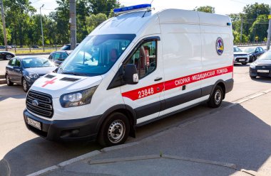 Saint Petersburg, Rusya Federasyonu - 10 Ağustos 2018: Ambulans araba kadar sokakta park edilmiş. Metin Rusça: acil tıp