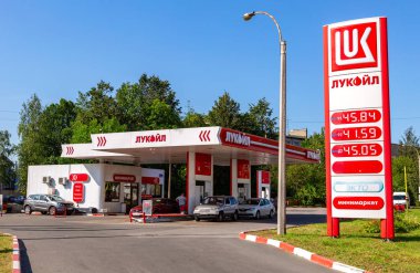 Saint Petersburg, Rusya - 10 Ağustos 2018: Lukoil benzin istasyonu araçların yakıt ile. Lukoil en büyük Rus petrol şirketlerinden biridir