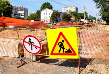 Samara, Rusya - 04 Eylül 2018: Yol işaretleri inşaat sahasında. Kanal Isıtma iş tamir