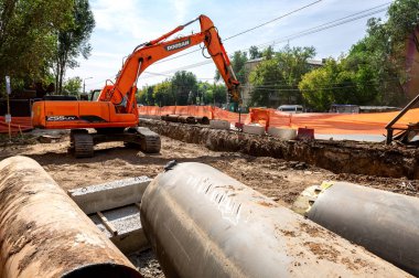 Samara, Rusya - 04 Eylül 2018: Kanal Isıtma onarım çalışmaları. Yedek borular yaz aylarında ana Isıtma