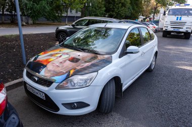 Samara, Rusya - 9 Eylül 2018: Rus araç başlık üzerinde Vladimir Putin'in portre ile Lada Caddesi'nde Park