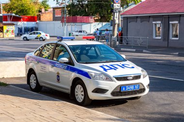 Samara, Rusya Federasyonu - 9 Eylül 2018: Rus polis devriye arabası devlet otomobil Müfettişliği, yukarı şehir yaz günde sokak Park