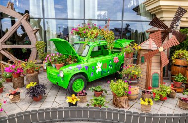 Kazan, Rusya - 9 Eylül 2018: Çiçek kompozisyon yeşil retro araba ile