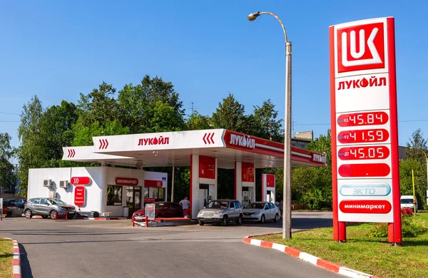 San Petersburgo Rusia Agosto 2018 Gasolinera Lukoil Con Vehículos Carga — Foto de Stock