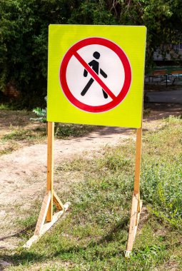 Adam bir çapraz daire içinde yürüyüş yasak işareti siluet