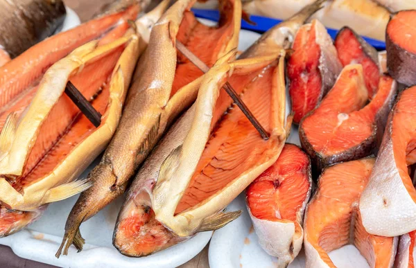 Pescado Ahumado Listo Para Venta Mercado Agricultores Locales — Foto de Stock